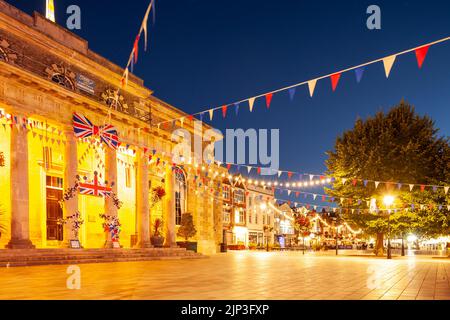 Soirée d'été au Guildhall sur la place du marché à Salisbury, Wiltshire, Angleterre. Banque D'Images