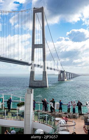 Passagers sur le bateau de croisière P&O MV Britannia qui l'observe passer sous le pont de la Grande ceinture (Storebæltsbroen) entre la Zélande et les îles Funen, au Danemark. Banque D'Images