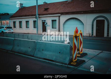 Les panneaux d'avertissement rouges pour un chantier de construction à Vienne, Autriche Banque D'Images