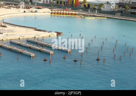 Pour la construction des ouvrages maritimes cette photo pour la construction, la construction de la jetée de Bert et tas de tuyaux en acier Pieux utilisés pour Barge pieu foncé. Banque D'Images