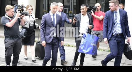 Manchester, Royaume-Uni. 15th août 2022. L'ancien footballeur de Manchester United et ancien directeur gallois Ryan Giggs (au centre) quitte le Manchester Crown court, Manchester, au Royaume-Uni, à la fin du 6th jour de son procès. Ryan Giggs est accusé d'avoir agressé son ancienne amie, Kate Greville, et sa sœur Emma Greville sur 1 novembre 2020, et d'avoir utilisé des comportements de contrôle et coercitifs contre Kate Greville. Il nie toutes les accusations portées contre lui. Crédit : Terry Waller/Alay Live News Banque D'Images