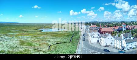 Parkgate village de bord de mer Wirral Merseyside d'en haut par tir à mi-air de drone Banque D'Images