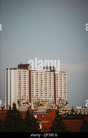 Un cliché vertical de bâtiments résidentiels à Vienne, en Autriche Banque D'Images