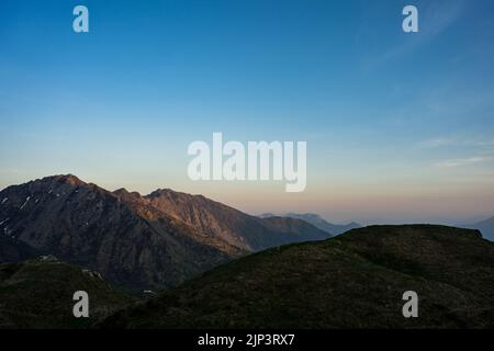 Un paysage des Alpes carniques au ciel bleu en Italie, Paluzza, Friuli-Venezia Giulia au coucher du soleil Banque D'Images