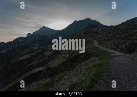 Un paysage des Alpes carniques au ciel bleu en Italie, Paluzza, Friuli-Venezia Giulia au coucher du soleil Banque D'Images