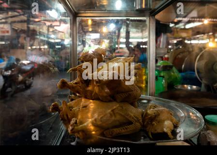 Affichage avec des poulets rôtis entiers sur le marché alimentaire à Hanoi Banque D'Images