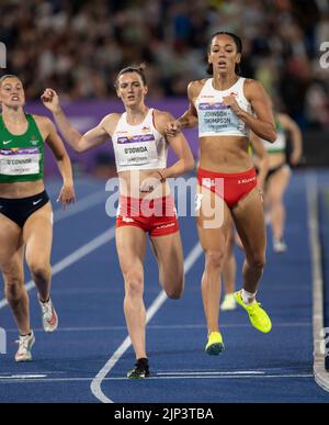 Jade O'Dowda et Katarina Johnson-Thompson d'Angleterre se disputant l'heptathlon féminin de 800m aux Jeux du Commonwealth au stade Alexander, à Birming Banque D'Images