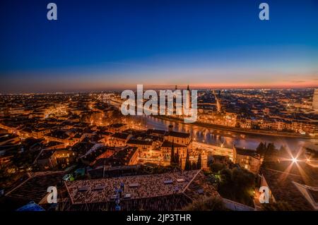 Une vue aérienne de la ville illuminée de Vérone au coucher du soleil, en Italie Banque D'Images