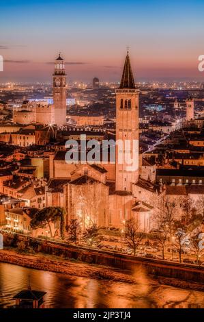 Vue verticale aérienne de Vérone illuminée au coucher du soleil, en Italie Banque D'Images