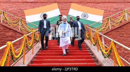 New Delhi, Inde. 15th août 2022. Le Premier ministre indien Narendra Modi, quitte le pays après avoir donné une allocution à la nation marquant 75 ans depuis que l'Inde a acquis son indépendance par rapport à la domination coloniale britannique sur les remparts du fort Rouge, 15 août 2022, à Delhi, en Inde. Crédit : Chhote Lal/PIB photo/Alay Live News Banque D'Images