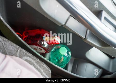 Olomouc 16 juin Rép. Tchèque vue du siège de camion lourd avec bothle d'alcool dans la porte conducteur. Le concept « boire derrière la roue ». Conduire un travail et l'alcoolisme. Banque D'Images