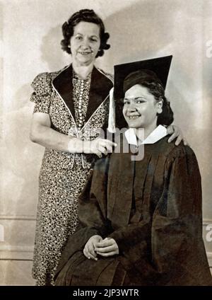 Photographie vintage d'une mère et de sa fille dans sa casquette et robe diplôme d'école secondaire, c. 1939. Banque D'Images