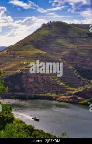 Un cliché vertical du fleuve Douro près des montagnes à Porto, Portugal Banque D'Images