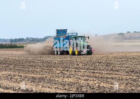 Aldreth, Cambridgeshire, Royaume-Uni. 15th août 2022. Un agriculteur répand de la chaux sur un champ arable, ce qui permet de tirer le meilleur parti du temps sec avant que des tempêtes de tonnerre et des pluies ne soient prévues dans une grande partie du Royaume-Uni. Les conditions arides provoquent des vols de poussière et le temps du Royaume-Uni devrait se refroidir avec les périodes de pluie. Crédit : Julian Eales/Alay Live News Banque D'Images