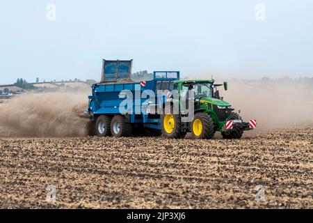 Aldreth, Cambridgeshire, Royaume-Uni. 15th août 2022. Un agriculteur répand de la chaux sur un champ arable, ce qui permet de tirer le meilleur parti du temps sec avant que des tempêtes de tonnerre et des pluies ne soient prévues dans une grande partie du Royaume-Uni. Les conditions arides provoquent des vols de poussière et le temps du Royaume-Uni devrait se refroidir avec les périodes de pluie. Crédit : Julian Eales/Alay Live News Banque D'Images