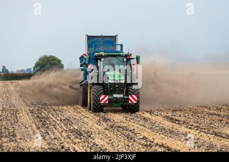 Aldreth, Cambridgeshire, Royaume-Uni. 15th août 2022. Un agriculteur répand de la chaux sur un champ arable, ce qui permet de tirer le meilleur parti du temps sec avant que des tempêtes de tonnerre et des pluies ne soient prévues dans une grande partie du Royaume-Uni. Les conditions arides provoquent des vols de poussière et le temps du Royaume-Uni devrait se refroidir avec les périodes de pluie. Crédit : Julian Eales/Alay Live News Banque D'Images