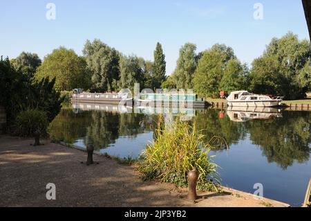 Barges sur la rivière Great Ouse, St Neots, Cambridgeshire Banque D'Images