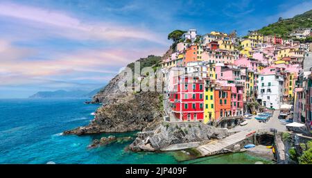 Village de Riomaggiore le long de la côte, Cinque Terre, Italie. Banque D'Images