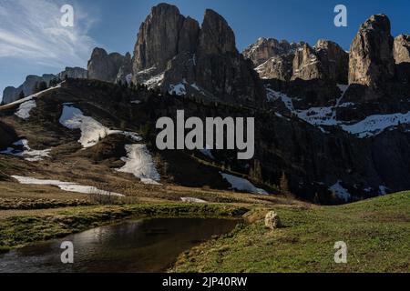 Belle campagne alpine avec lac. Les montagnes alpines sont impressionnantes par temps ensoleillé. Paysage naturel incroyable des Alpes Dolomites. Val Gardena. Italie Banque D'Images