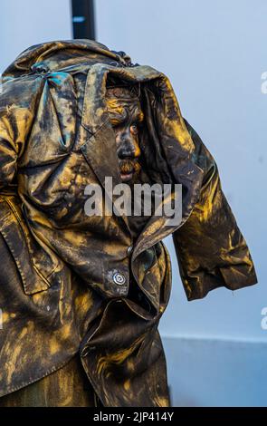 Sibiu City, Roumanie - 28 juin 2022 Festival des statues vivantes au Festival International du Théâtre de Sibiu, Roumanie. Banque D'Images