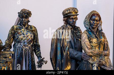 Sibiu City, Roumanie - 28 juin 2022 Festival des statues vivantes au Festival International du Théâtre de Sibiu, Roumanie. Banque D'Images