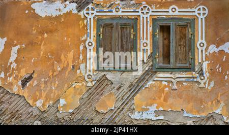 Ancienne maison derelict avec volets et plâtre déchu dans le village de Rau Sadului, comté de Sibiu, Roumanie Banque D'Images