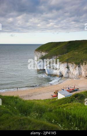 Pêche en bateau à galets sur la rive à la plage de North Landing, Flamborough Head Banque D'Images