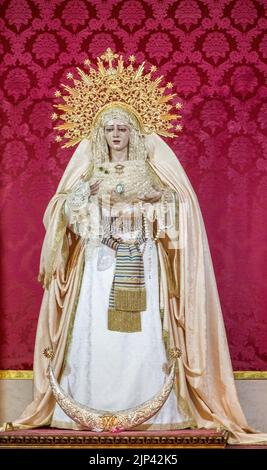 Malaga, Espagne - 24 mai 2018. La statue traditionnelle de la Vierge Marie criée dans l'église Iglesia del Santiago Apostol par un artiste inconnu. Banque D'Images