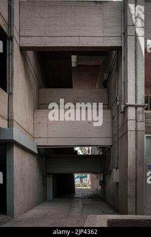 architecture moderne en béton ciment bâtiment brutaliste , escaliers d'une institution ou d'une école, Banque D'Images