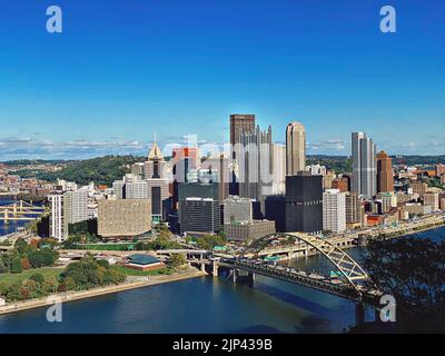 Photo en grand angle d'un paysage urbain de Pittsburgh, Pennsylvanie, pendant la journée Banque D'Images