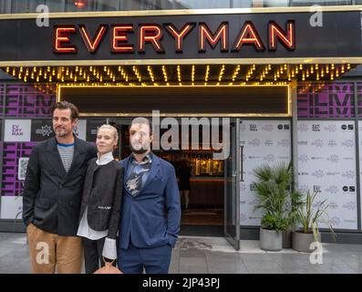 Édimbourg, Écosse, Royaume-Uni, 15th août 2022. Edinburgh International film Festival: Première britannique du film il est en nous tous au cinéma Everyman. Avec les acteurs CAST, les acteurs Claes Bang et Cosmo Jarvis et la directrice Antonia Campbell-Hughes. Crédit : Sally Anderson/Alay Live News Banque D'Images