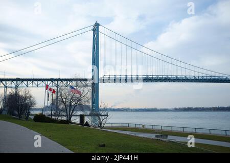 Une vue magnifique sur le pont Ambassador depuis le parc riverain de Windsor Banque D'Images