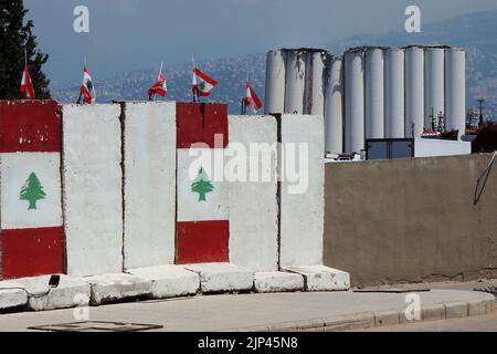 Beyrouth, Liban. 15th août 2022. La fumée provient des silos à grains semi-détruits au port de Beyrouth, Liban, 15 août 2022. Les silos, endommagés par l'explosion massive de 4 août 2022, se sont partiellement effondrés au cours du mois dernier. Le maïs fermenté contenu dans les silos, alimenté par le temps chaud, a déclenché un feu auto-enflammé qui les détruit de l'intérieur. (Photo d'Elisa Gestri/Sipa USA). Credit: SIPA USA/Alay Live News Banque D'Images