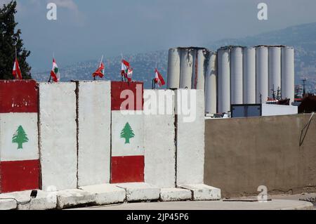 Beyrouth, Liban. 15th août 2022. La fumée provient des silos à grains semi-détruits au port de Beyrouth, Liban, 15 août 2022. Les silos, endommagés par l'explosion massive de 4 août 2022, se sont partiellement effondrés au cours du mois dernier. Le maïs fermenté contenu dans les silos, alimenté par le temps chaud, a déclenché un feu auto-enflammé qui les détruit de l'intérieur. (Photo d'Elisa Gestri/Sipa USA). Credit: SIPA USA/Alay Live News Banque D'Images