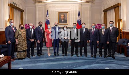 Taipei, République de, Chine. 15th août 2022. Le président taïwanais Tsai Ing-wen, centre, représente une photo de groupe avec une délégation bipartisane du Congrès au bureau présidentiel de 15 août 2022 à Taipei, Taïwan. De gauche à droite : Don Beyer, représentant des États-Unis, Aumua Amata Coleman Radewagen, représentant Alan Lowenthal, représentant John Garamendi, directrice de l'ait Sandra Oudkirk, sénateur Ed Markey, président de Taïwan Tsai ing Wen, Shyi-kun, Joseph Yu Wu, et membres du gouvernement de Taïwan. Crédit : Wang Yu Ching/Bureau présidentiel de Taïwan/Alamy Live News Banque D'Images