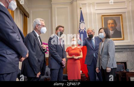 Taipei, République de, Chine. 15th août 2022. Le sénateur américain Ed Markey, au centre, présente le président taïwanais Tsai Ing-wen, à droite, aux membres de la délégation bipartisane du Congrès avant le début de leur réunion à l'office présidentiel, 15 août 2022, à Taipei, Taïwan. Crédit : Wang Yu Ching/Bureau présidentiel de Taïwan/Alamy Live News Banque D'Images