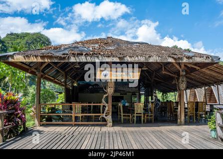 Patio et salle à manger du Rammang Rammang Eco-Lodge. Sulawesi, Indonésie. Banque D'Images