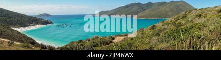 Plages paradisiaques d'Atalaia à Arraial do Cabo, côte de Rio de Janeiro, Brésil. Vue aérienne. Banque D'Images