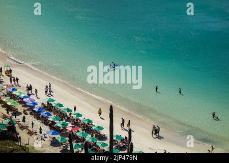 Panoramique de la plage sauvage et idyllique de Forno à Arraial do Cabo, RJ, Brésil. Banque D'Images