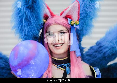 Femme cosplayer comme Spirit Blossom AHRI de League of Legends, visiteur en costume, Comic con London Banque D'Images