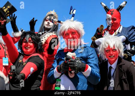 Un groupe de cojoueurs pose comme des personnages de YouTube anime Enfer of A Boss, London Comic con Banque D'Images