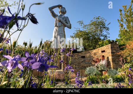 Sculpture d'un jeune pilote dans le jardin du Fonds bienveillant de la RAF, Chelsea Flower Show 2022, Londres, Royaume-Uni Banque D'Images