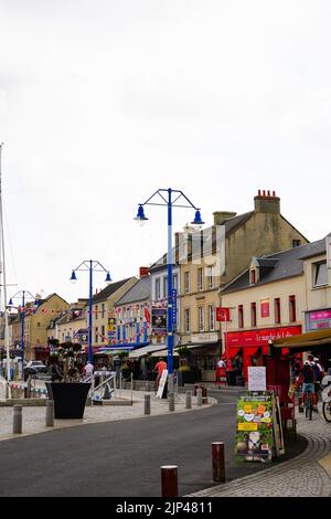 Au crépuscule en été, la ville portuaire de Port en Bessin, près de la Normandie, débarque en Normandie Banque D'Images