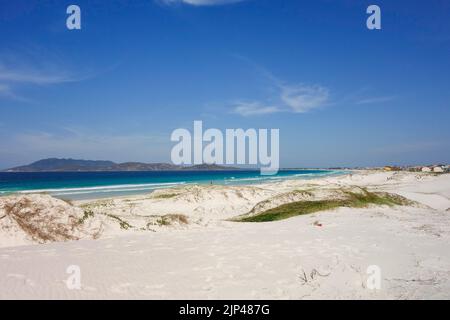 Dunes de sable à forte Beach. Cabo Frio, Rio de Janeiro, Brésil. Banque D'Images