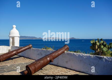 Vieux canons au fort de Sao Mateus à Cabo Frio, Rio de Janeiro, Brésil. Banque D'Images