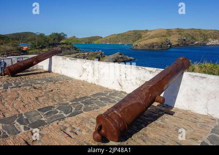 Vieux canons au fort de Sao Mateus à Cabo Frio, Rio de Janeiro, Brésil. Banque D'Images