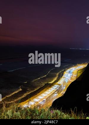 Vue nocturne des plages de Lima depuis les falaises de Miraflores à Lima, Pérou / Vista nocturne de la Costa Verde desde los acantilados de Miraflores. Banque D'Images