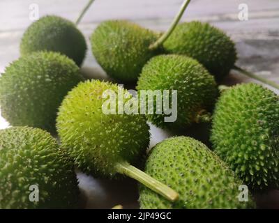 Fruits de gourde à la fois verts et épineux sur la table Banque D'Images