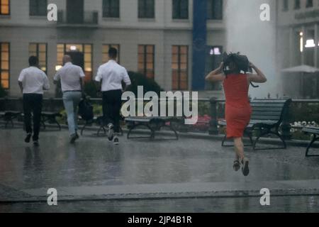 Berlin, Allemagne. 15th août 2022. Les passants traversent la Pariser Platz sous une forte pluie. Credit: Carsten Koall/dpa/Alay Live News Banque D'Images