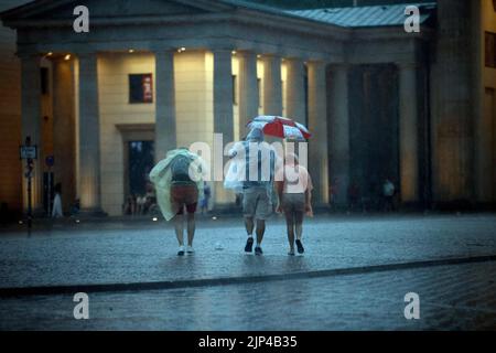 Berlin, Allemagne. 15th août 2022. Les passants traversent la Pariser Platz par forte pluie. Credit: Carsten Koall/dpa/Alay Live News Banque D'Images